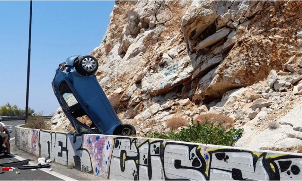 Σοκαριστικό τροχαίο στα Λιμανάκια Βουλιαγμένης: Αυτοκίνητο "καρφώθηκε" στα βράχια